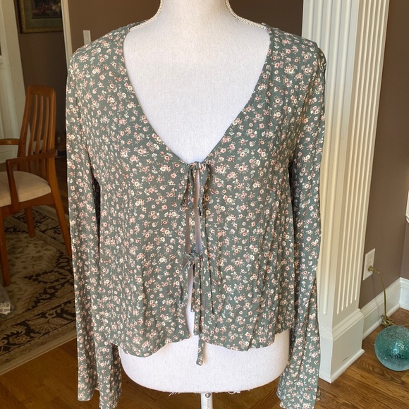 NWT Sadie and Sage brand sage green cropped tie front rayon top. Size Medium - Picture 1 of 7